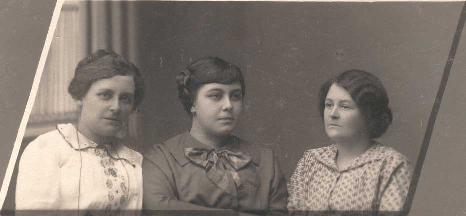 Тугариновы: Катя, Надя и Вера. 1915